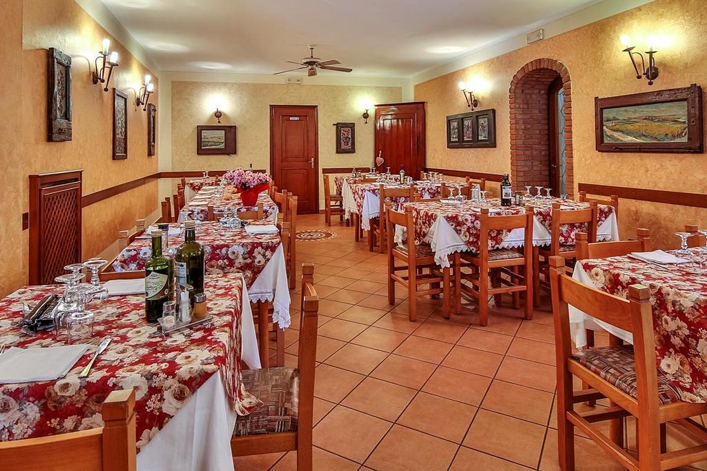 Отель Trattoria Milani Лонато Экстерьер фото