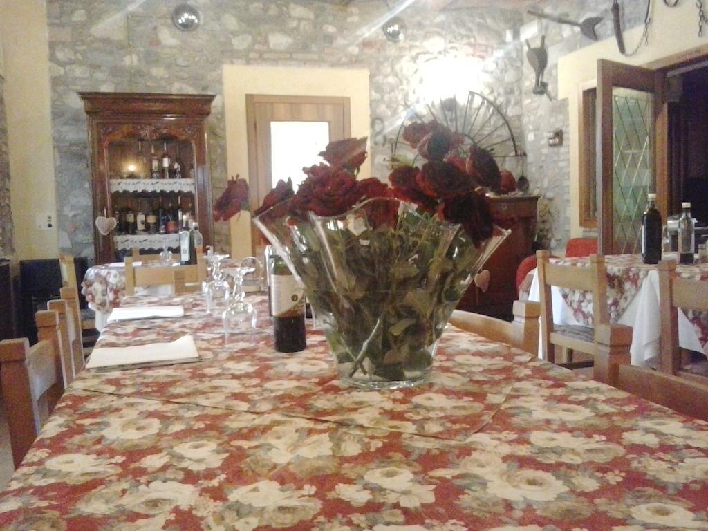 Отель Trattoria Milani Лонато Экстерьер фото