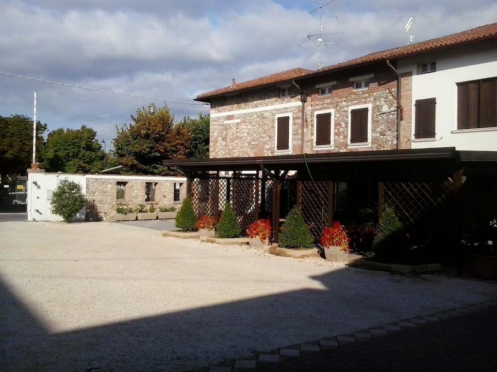 Отель Trattoria Milani Лонато Экстерьер фото
